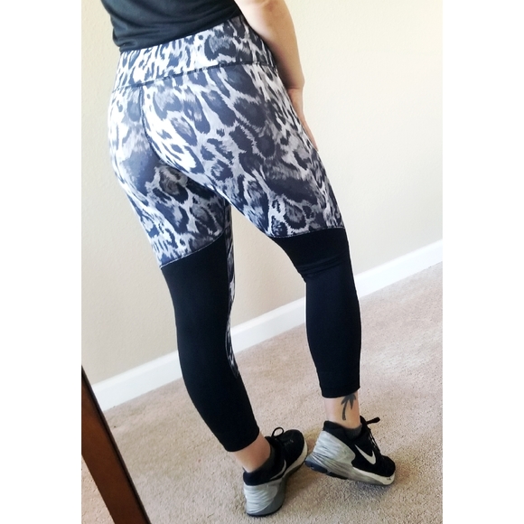 3/$20⭐ 90 Degree animal print cropped leggings - Picture 2 of 7